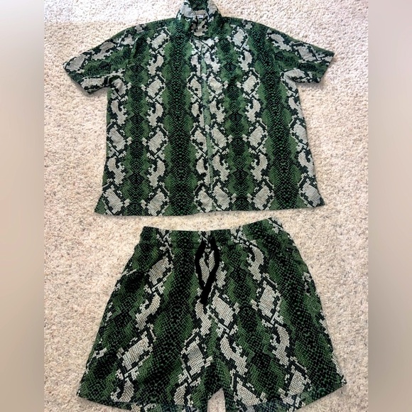 Woven Jim Snake Print Short Sleeve shirt and shorts set! - Picture 2 of 12